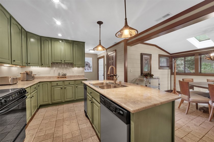 Fully furnished and beautifully renovated lakefront condo at - photo 12