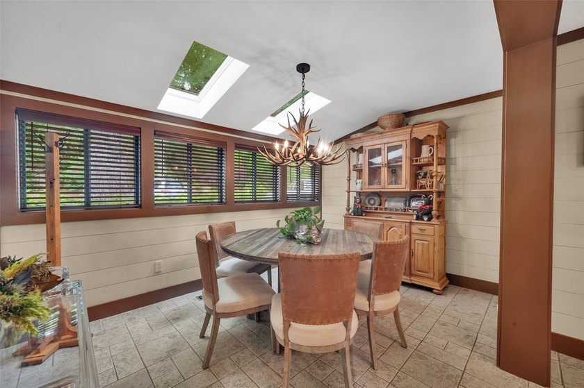Fully furnished and beautifully renovated lakefront condo at - photo 15