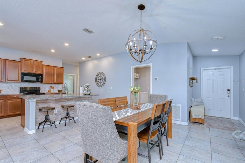 Welcome to this beautifully designed 4-bedroom, 2-bathroom split - photo 7