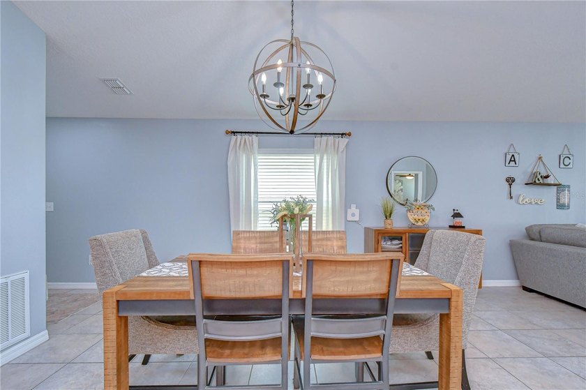 Welcome to this beautifully designed 4-bedroom, 2-bathroom split - photo 8