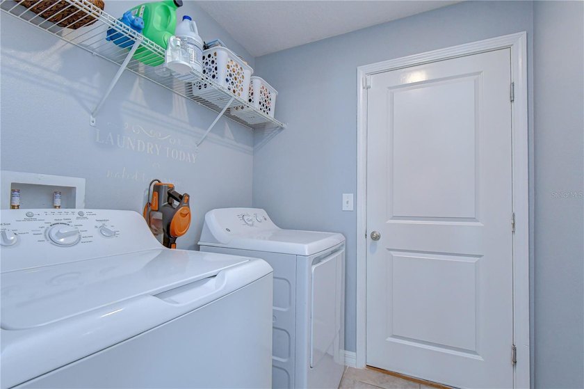 Welcome to this beautifully designed 4-bedroom, 2-bathroom split - photo 9