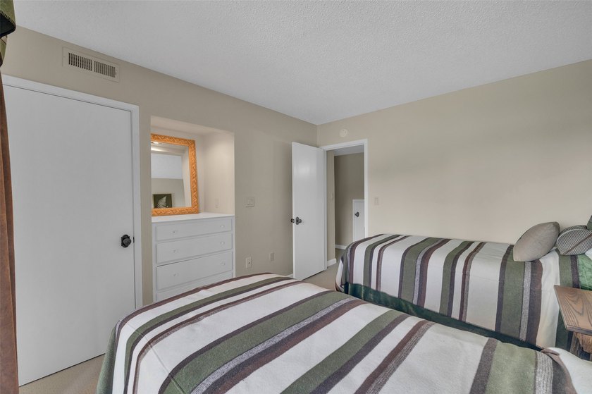 Fully furnished and beautifully renovated lakefront condo at - photo 20