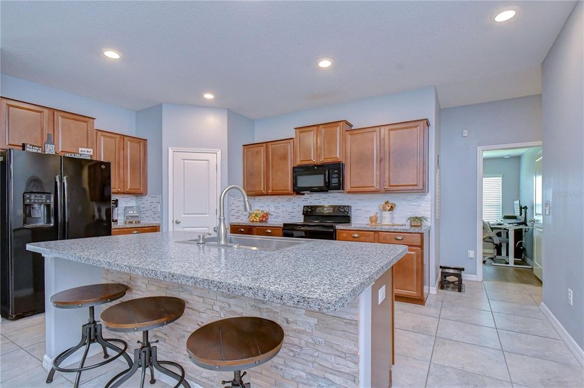 Welcome to this beautifully designed 4-bedroom, 2-bathroom split - photo 10