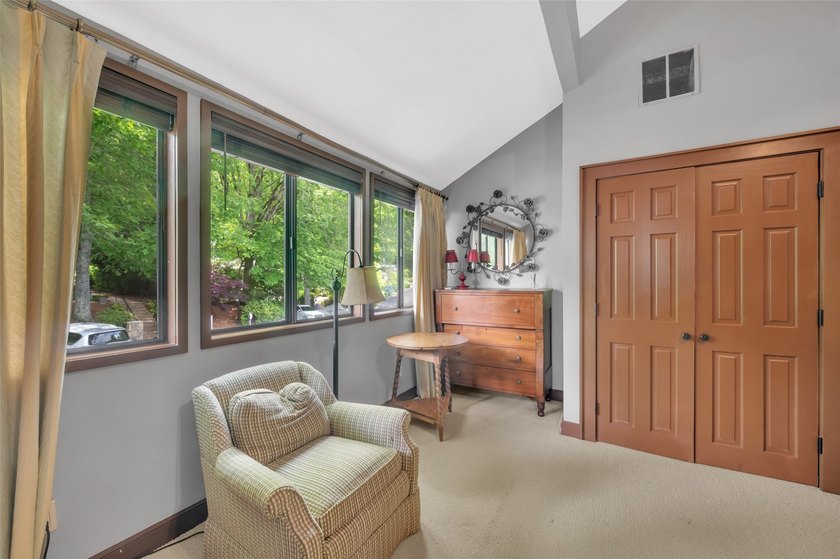 Fully furnished and beautifully renovated lakefront condo at - photo 23