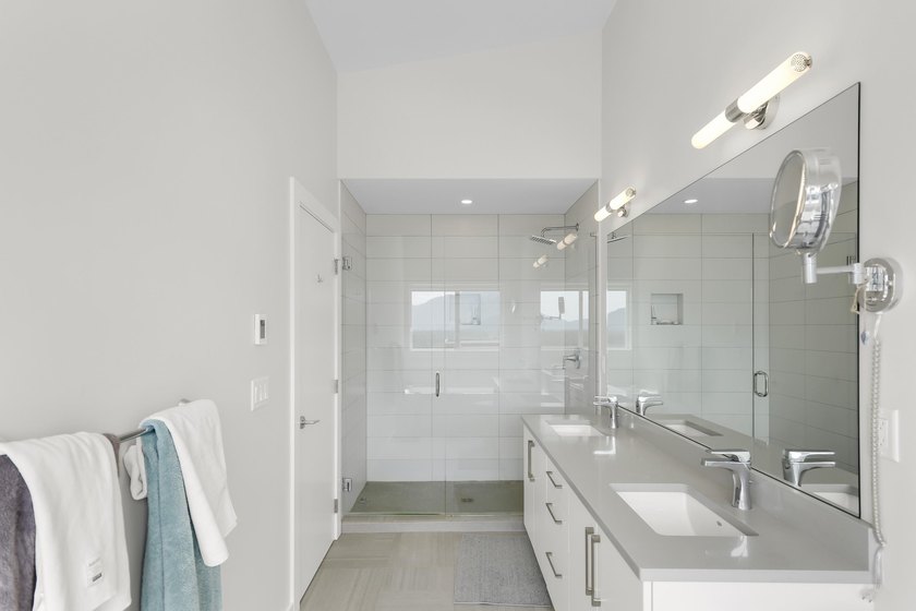 Breathtaking views and a private backyard! Bright and - photo 11