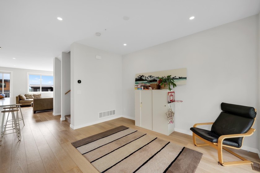 Breathtaking views and a private backyard! Bright and - photo 15