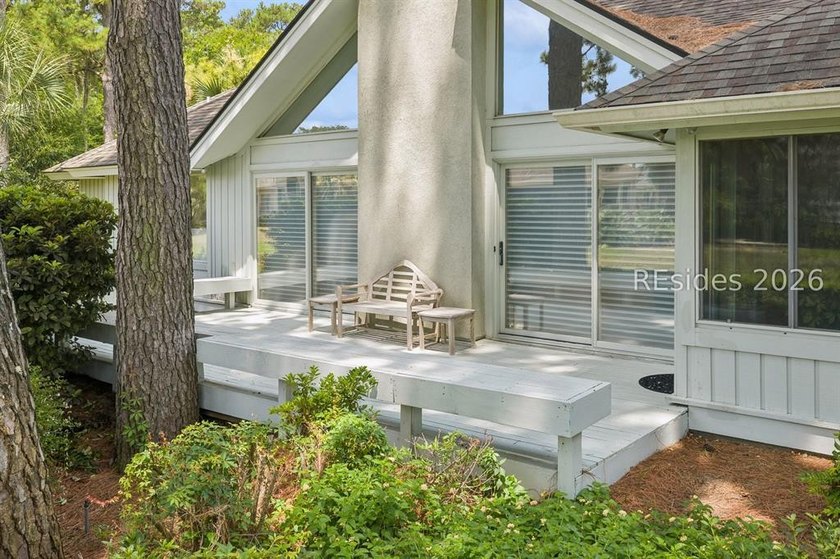 Pristine, thoughtfully updated residence with Sams Point Pond - photo 3