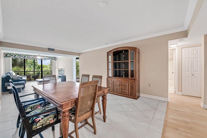 Overlooking the redesigned Via Mizner Golf Course, this spacious - photo 12