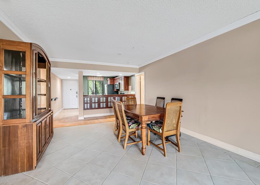 Overlooking the redesigned Via Mizner Golf Course, this spacious - photo 13