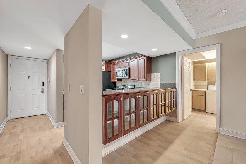 Overlooking the redesigned Via Mizner Golf Course, this spacious - photo 14