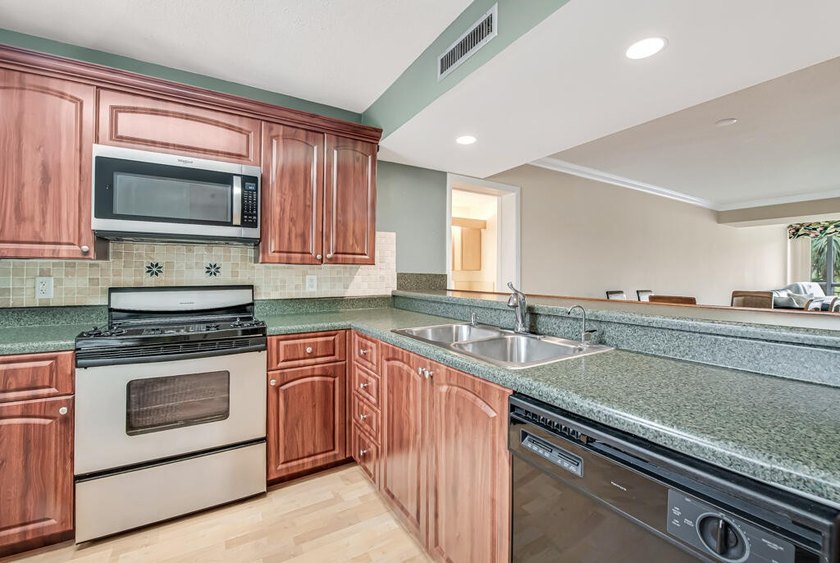 Overlooking the redesigned Via Mizner Golf Course, this spacious - photo 15