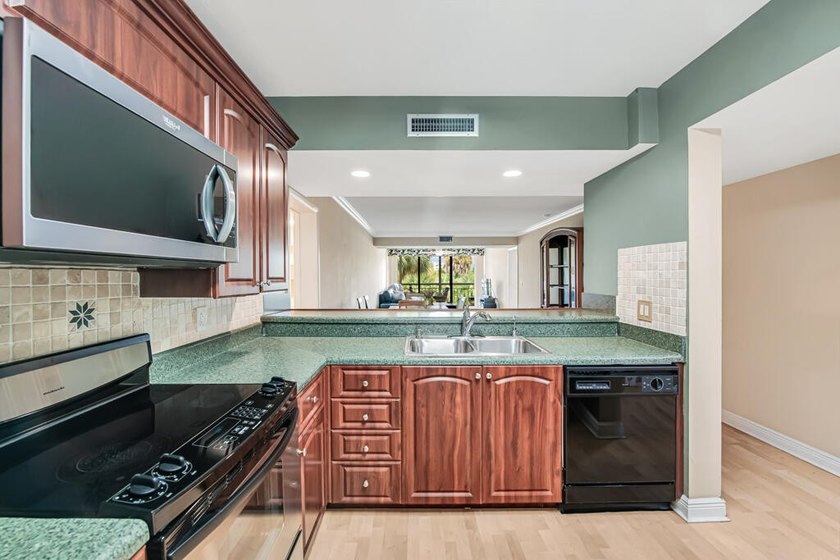 Overlooking the redesigned Via Mizner Golf Course, this spacious - photo 18