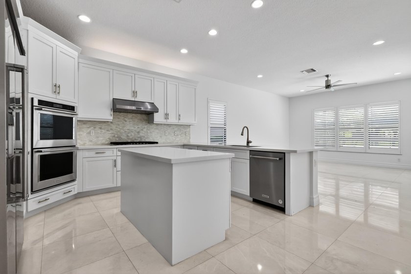 SHOWINGS START ON SATURDAY 05/23 AT 10:30AM Experience the - photo 19