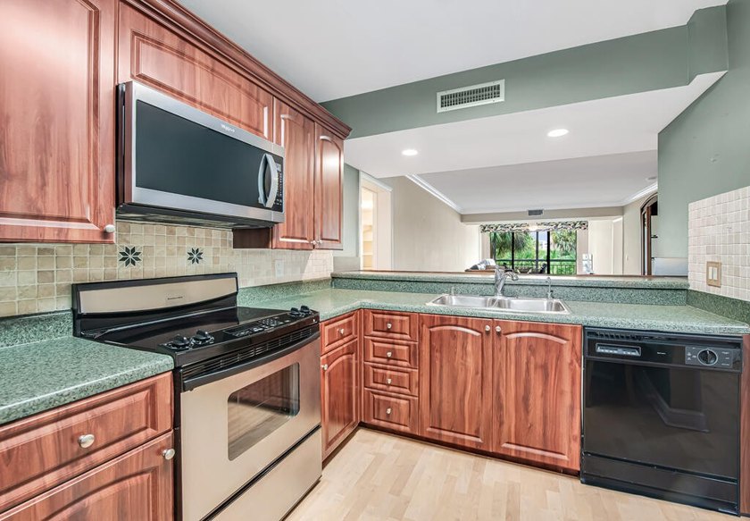 Overlooking the redesigned Via Mizner Golf Course, this spacious - photo 19