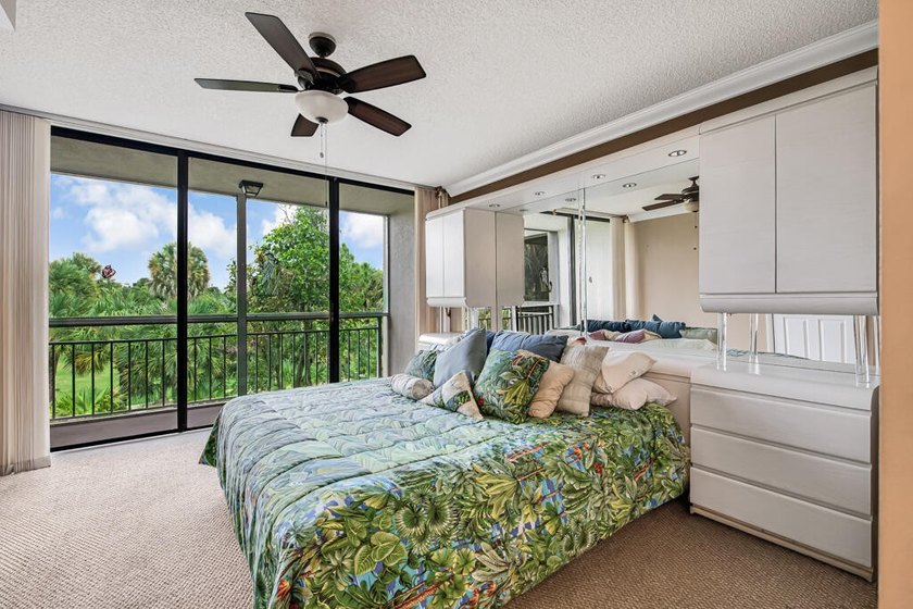 Overlooking the redesigned Via Mizner Golf Course, this spacious - photo 22