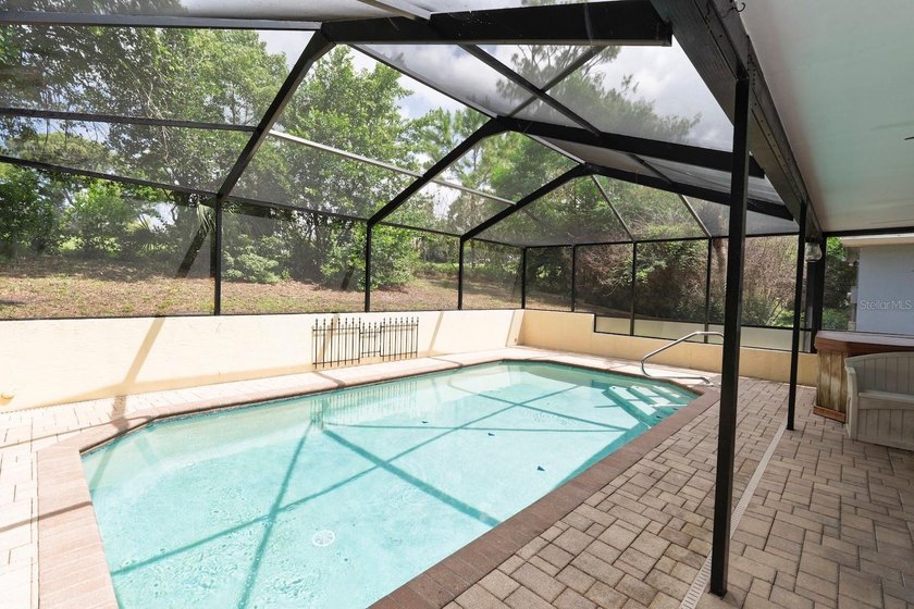 ATTENTION BUYERS! Welcome to this spacious 2-bedroom, 2-bathroom - photo 4
