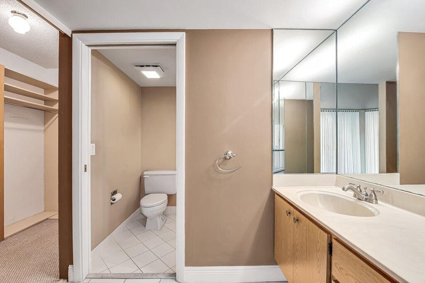Overlooking the redesigned Via Mizner Golf Course, this spacious - photo 24
