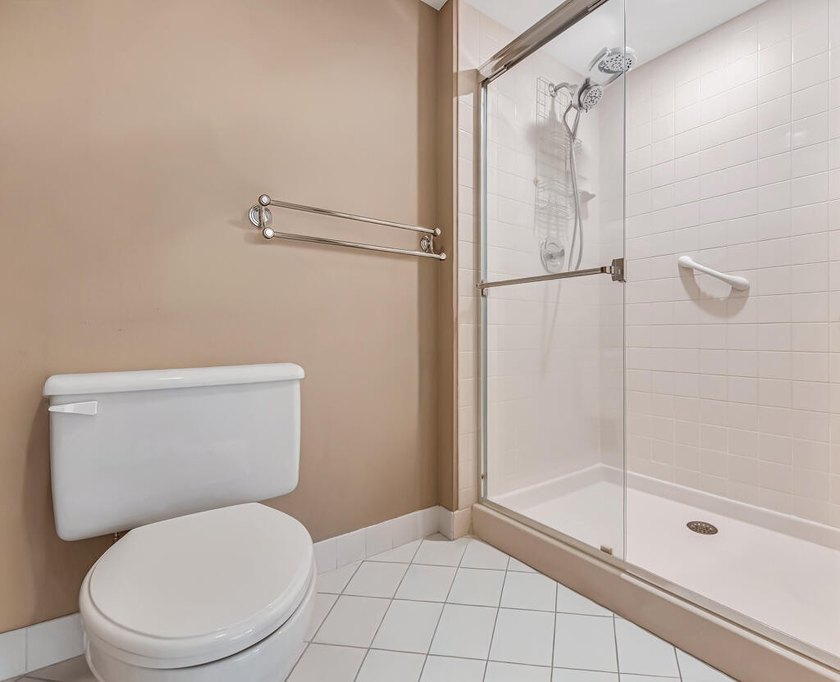 Overlooking the redesigned Via Mizner Golf Course, this spacious - photo 25