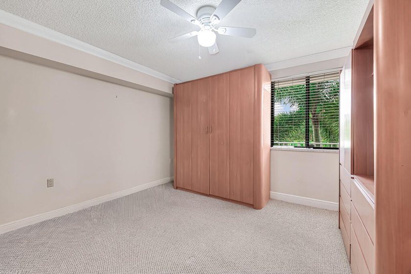 Overlooking the redesigned Via Mizner Golf Course, this spacious - photo 26