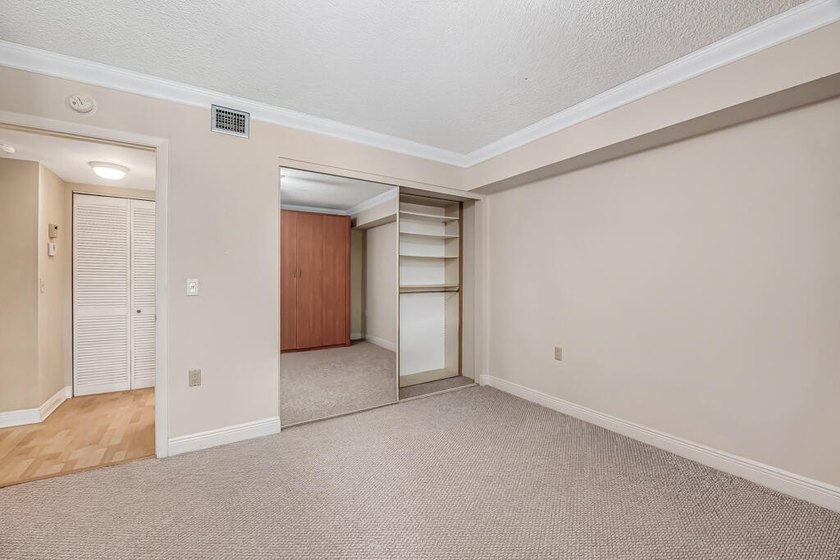 Overlooking the redesigned Via Mizner Golf Course, this spacious - photo 27