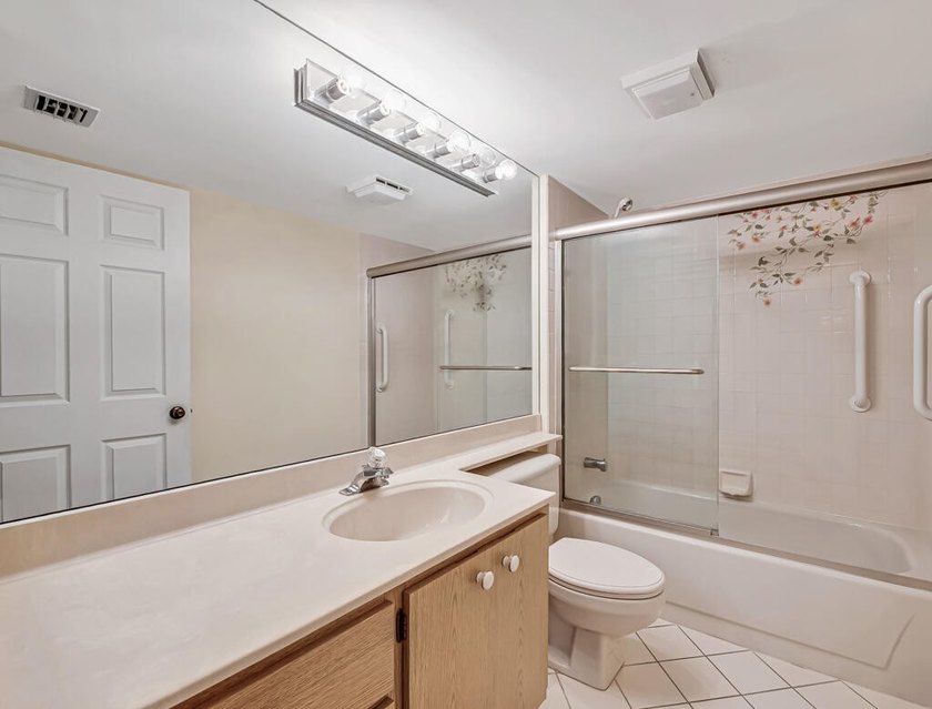 Overlooking the redesigned Via Mizner Golf Course, this spacious - photo 28