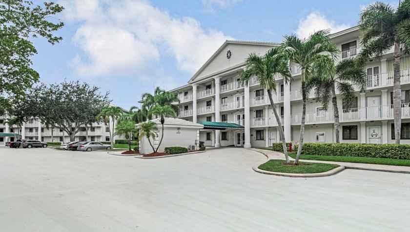 Overlooking the redesigned Via Mizner Golf Course, this spacious - photo 32