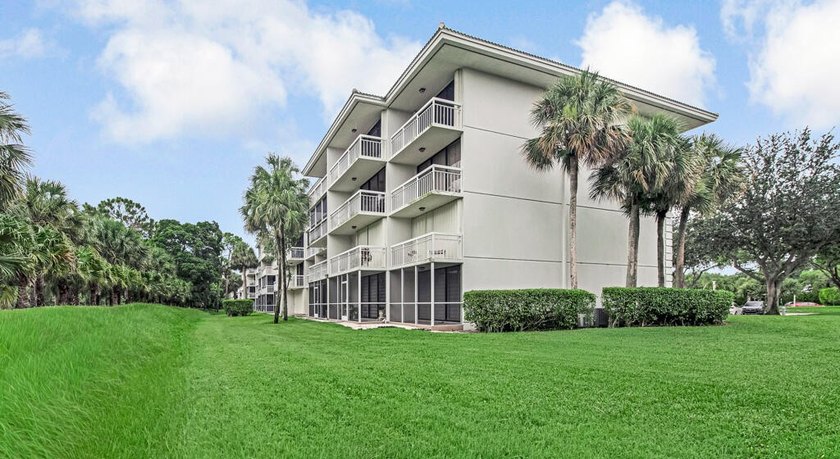 Overlooking the redesigned Via Mizner Golf Course, this spacious - photo 33