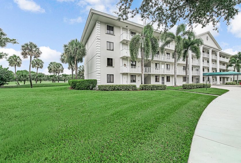Overlooking the redesigned Via Mizner Golf Course, this spacious - photo 34