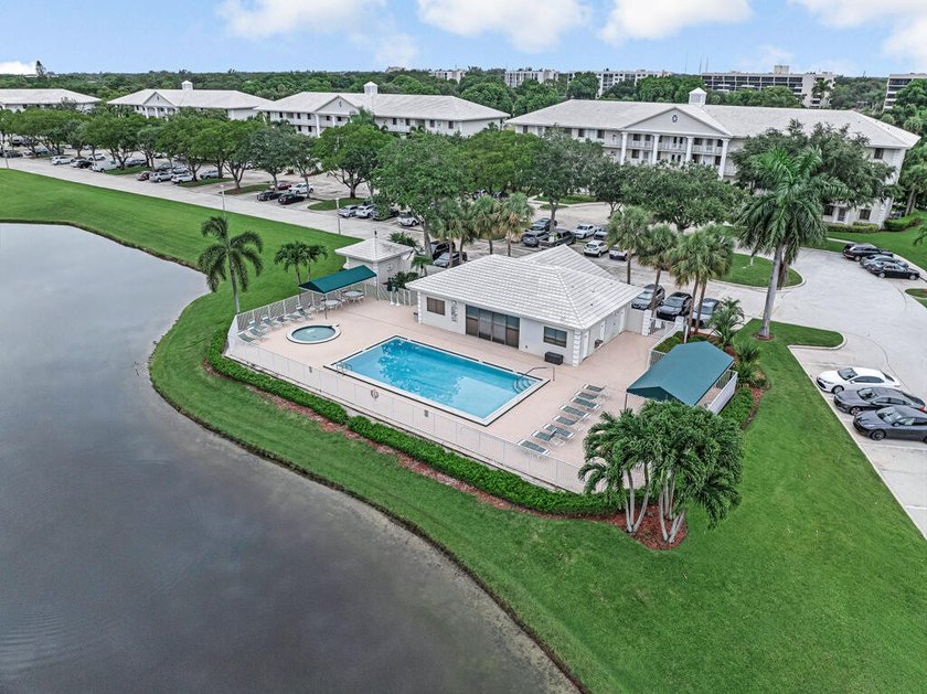 Overlooking the redesigned Via Mizner Golf Course, this spacious - photo 41