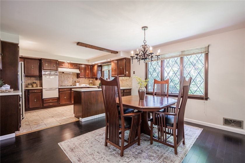 Opportunity awaits! Welcome to 32 Flamingo Dr, a spacious Split - photo 11