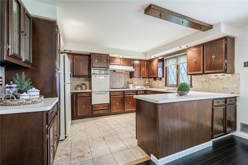 Opportunity awaits! Welcome to 32 Flamingo Dr, a spacious Split - photo 12