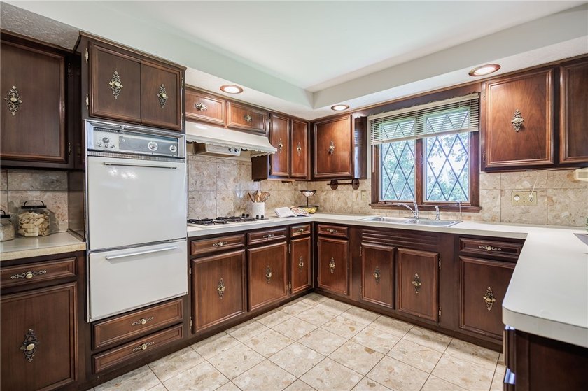 Opportunity awaits! Welcome to 32 Flamingo Dr, a spacious Split - photo 13