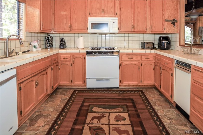 Mountain charm meets modern comfort in this well-maintained - photo 14