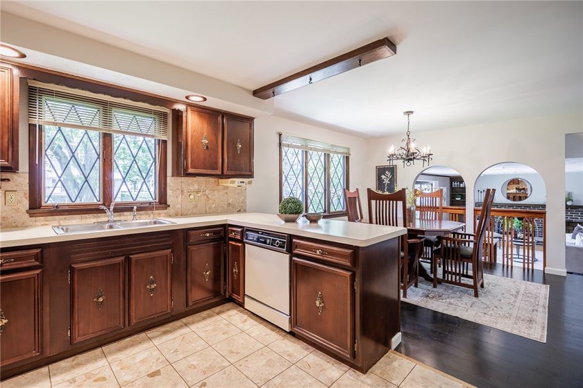 Opportunity awaits! Welcome to 32 Flamingo Dr, a spacious Split - photo 14