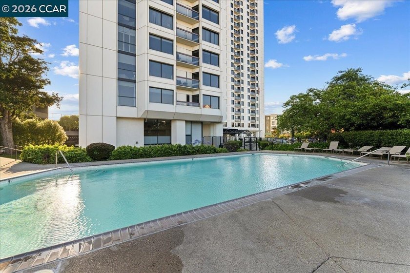 Come see this beautiful and light-filled end unit with four - photo 22