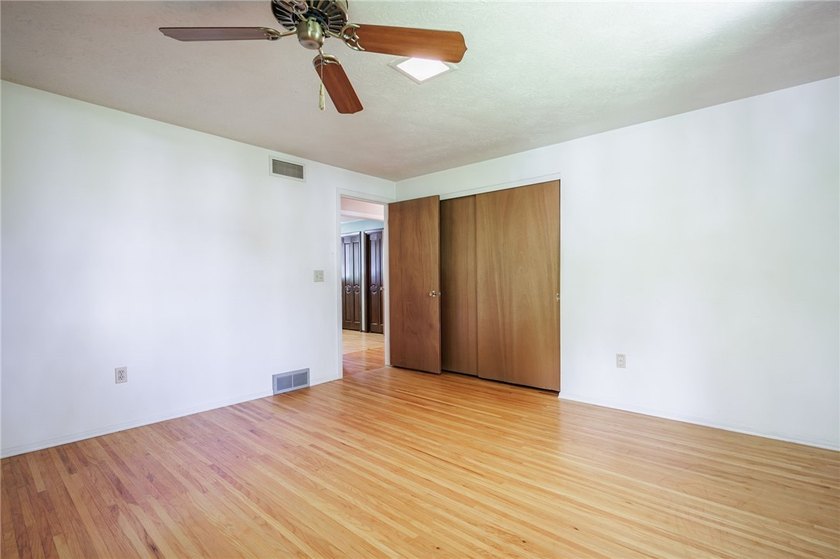 Opportunity awaits! Welcome to 32 Flamingo Dr, a spacious Split - photo 28