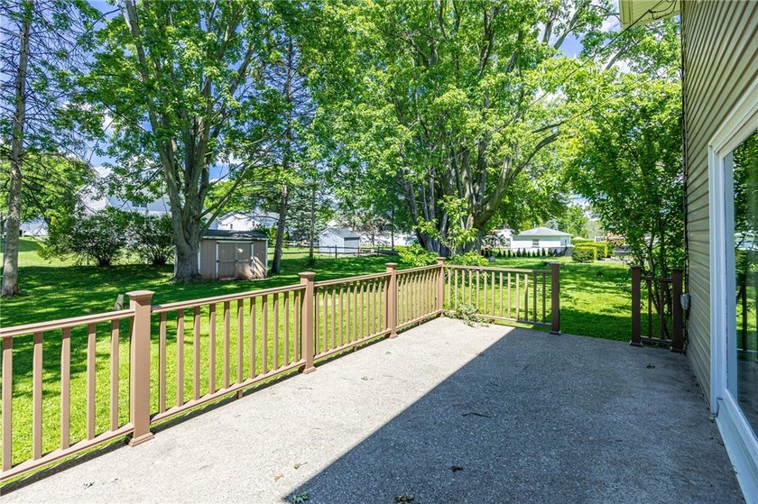 Opportunity awaits! Welcome to 32 Flamingo Dr, a spacious Split - photo 32