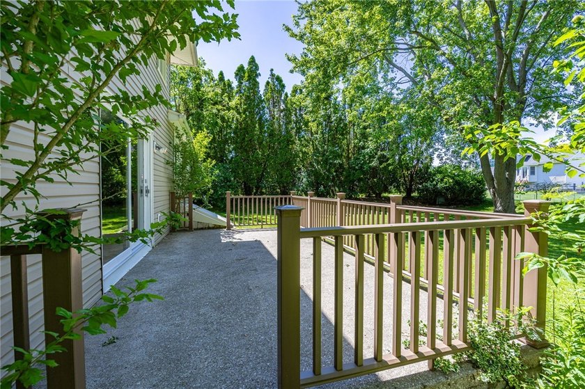 Opportunity awaits! Welcome to 32 Flamingo Dr, a spacious Split - photo 33