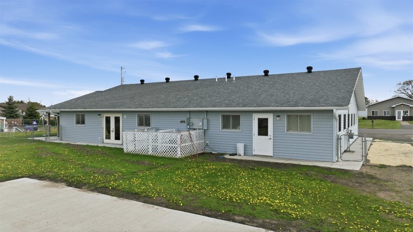 Well-maintained slab-on-grade commercial building in a - photo 41