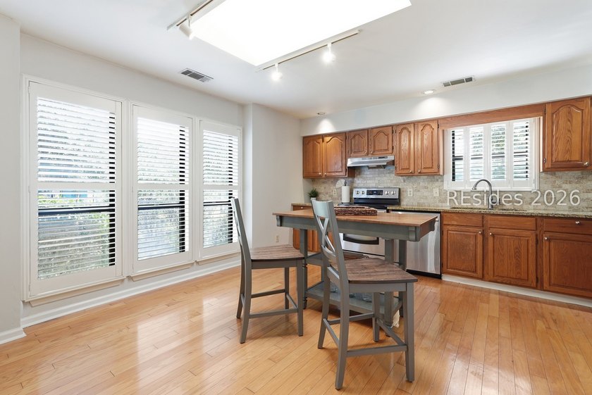 Perfectly situated for easy access to Hilton Head Island or - photo 8