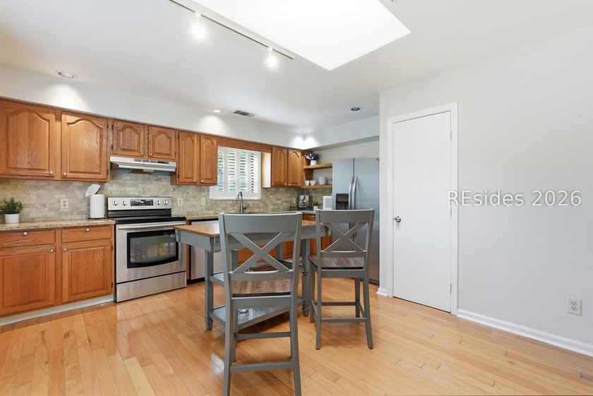 Perfectly situated for easy access to Hilton Head Island or - photo 9