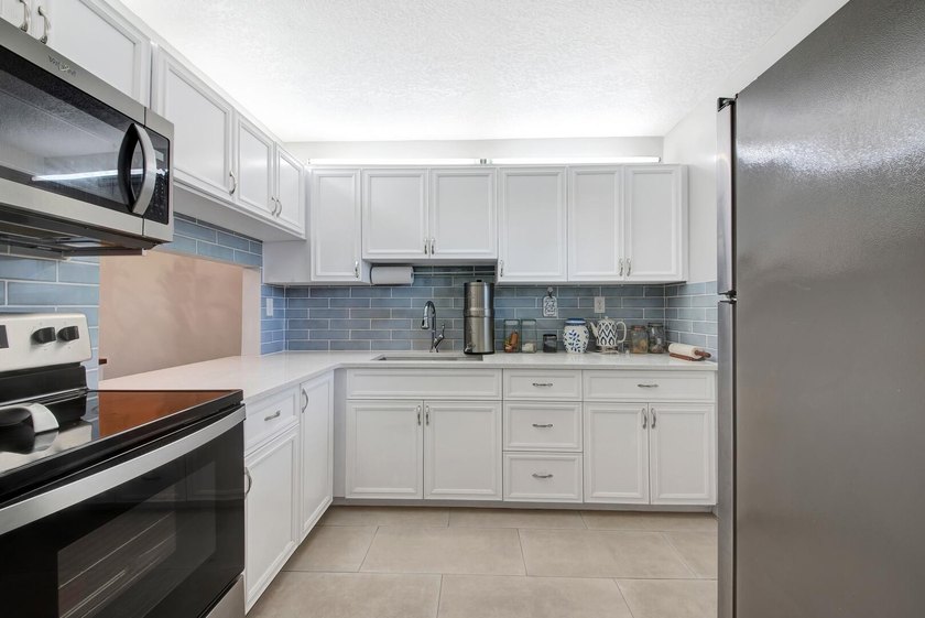 Beautifully updated 2-bedroom, 1-bathroom first-floor condo - photo 12