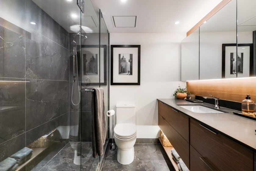 Welcome to this exquisitely renovated 2 bed, 2 bath residence in - photo 21