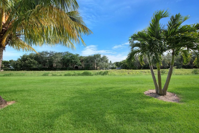 Beautifully updated 2-bedroom, 1-bathroom first-floor condo - photo 21