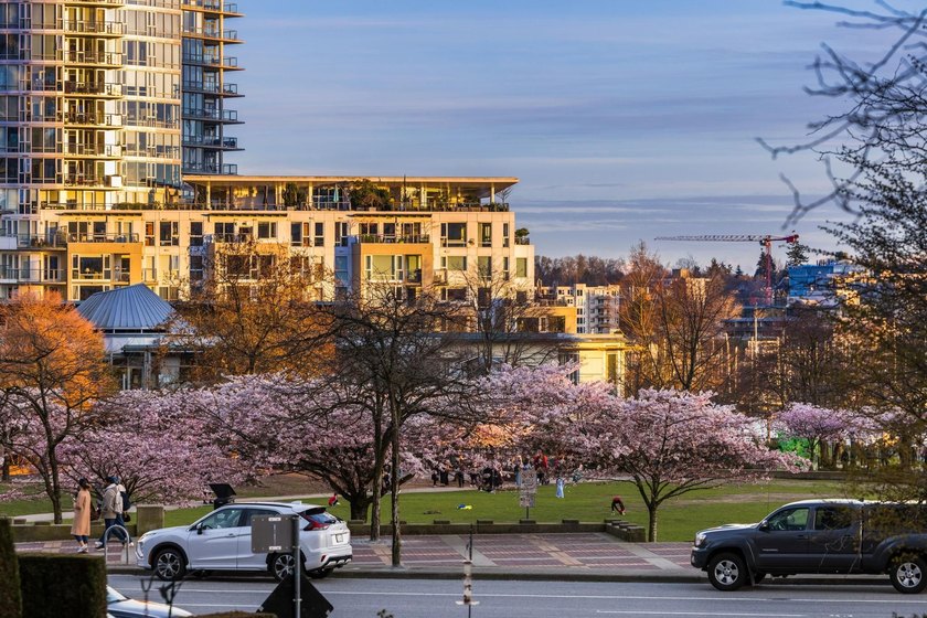 Welcome to this exquisitely renovated 2 bed, 2 bath residence in - photo 31