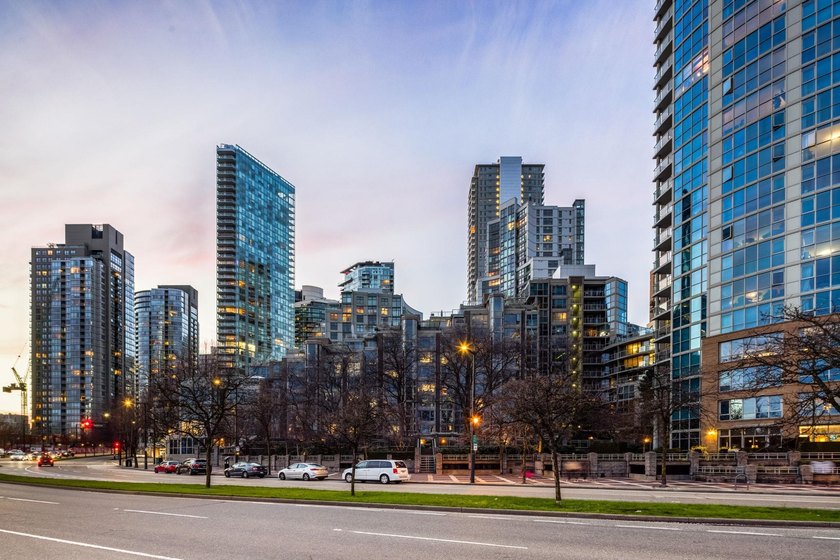 Welcome to this exquisitely renovated 2 bed, 2 bath residence in - photo 32