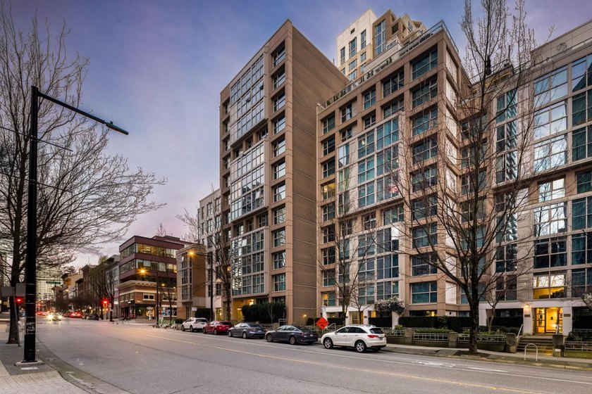 Welcome to this exquisitely renovated 2 bed, 2 bath residence in - photo 35