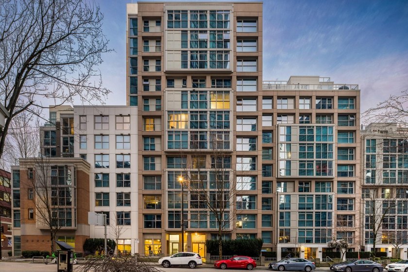 Welcome to this exquisitely renovated 2 bed, 2 bath residence in - photo 36
