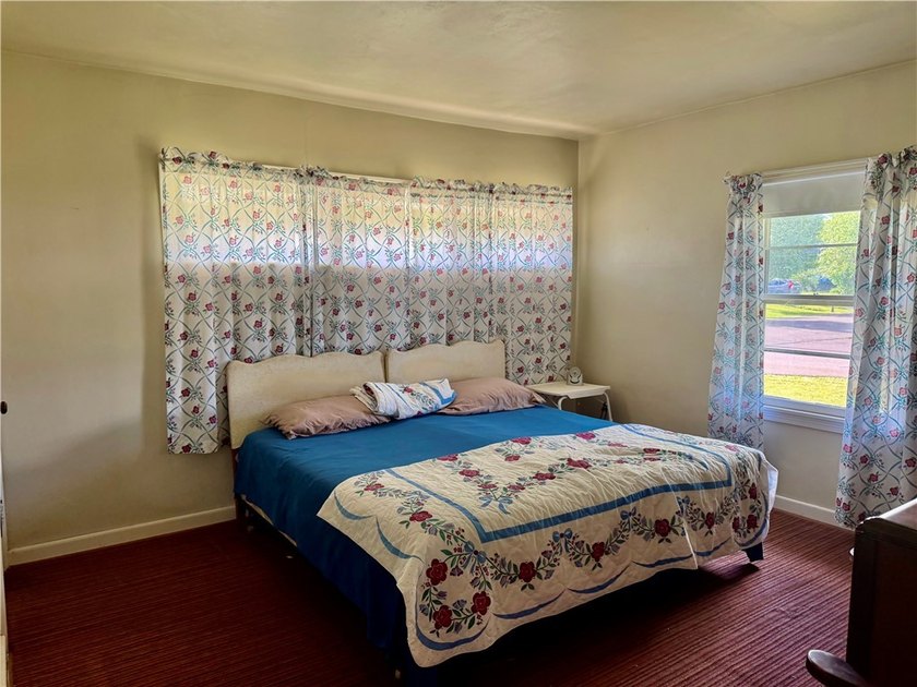 Welcome home to this well-maintained two-bedroom, one-bath ranch - photo 11