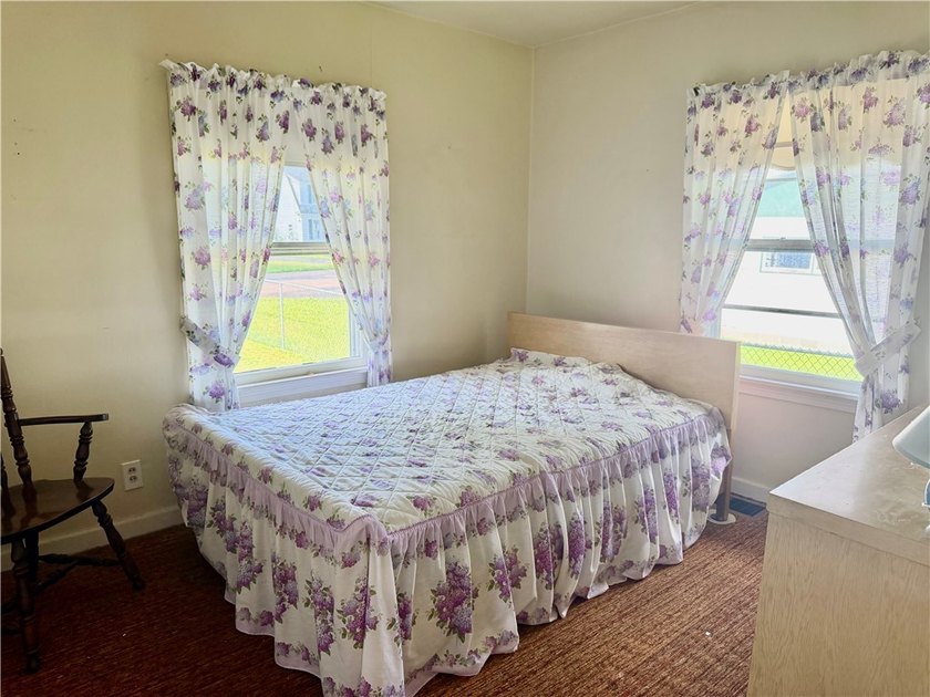 Welcome home to this well-maintained two-bedroom, one-bath ranch - photo 13
